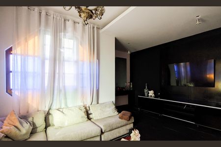 Casa à venda com 500m², 5 quartos e 4 vagas Casa à venda com 500m², 5 quartos e 4 vagasSala de Cinema