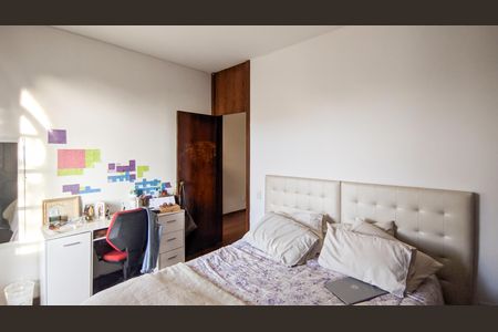 Casa à venda com 500m², 5 quartos e 4 vagas Casa à venda com 500m², 5 quartos e 4 vagasQuarto 4