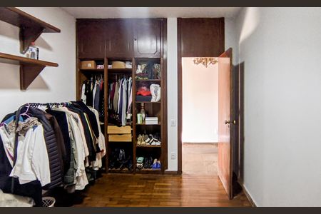 Casa à venda com 500m², 5 quartos e 4 vagas Casa à venda com 500m², 5 quartos e 4 vagasQuarto