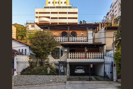 Casa à venda com 500m², 5 quartos e 4 vagas Casa à venda com 500m², 5 quartos e 4 vagasFachada