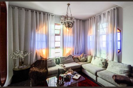 Casa à venda com 500m², 5 quartos e 4 vagas Casa à venda com 500m², 5 quartos e 4 vagasSala de Cinema