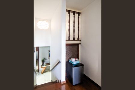 Casa à venda com 500m², 5 quartos e 4 vagas Casa à venda com 500m², 5 quartos e 4 vagasEscada