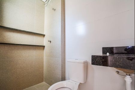 Apartamento à venda com 68m², 2 quartos e 2 vagas Apartamento à venda com 68m², 2 quartos e 2 vagasBanheiro da Suíte
