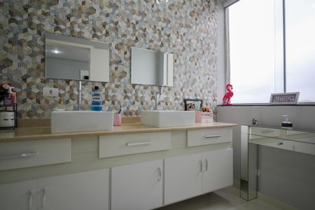 Apartamento à venda com 143m², 4 quartos e 1 vaga Apartamento à venda com 143m², 4 quartos e 1 vagaBanheiro Suíte 1