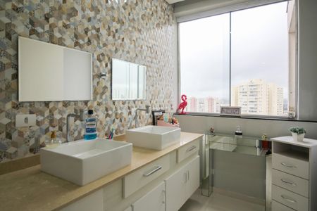 Apartamento à venda com 143m², 4 quartos e 1 vaga Apartamento à venda com 143m², 4 quartos e 1 vagaBanheiro Suíte 1