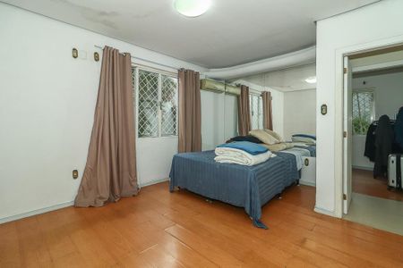 Casa à venda com 217m², 4 quartos e 3 vagasSuíte