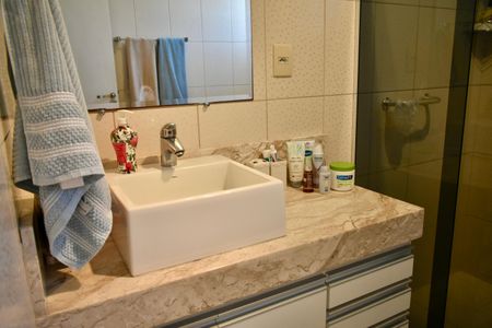 Casa à venda com 170m², 4 quartos e 2 vagas Casa à venda com 170m², 4 quartos e 2 vagasBanheiro Social
