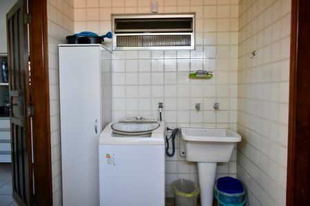 Casa à venda com 170m², 4 quartos e 2 vagas Casa à venda com 170m², 4 quartos e 2 vagasÁrea de Serviço
