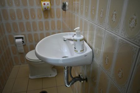 Casa à venda com 170m², 4 quartos e 2 vagas Casa à venda com 170m², 4 quartos e 2 vagasBanheiro de Serviço