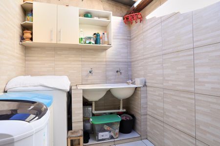 Casa à venda com 217m², 3 quartos e 2 vagas Casa à venda com 217m², 3 quartos e 2 vagasÁrea de Serviço