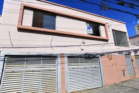 Casa à venda com 217m², 3 quartos e 2 vagas Casa à venda com 217m², 3 quartos e 2 vagasFachada