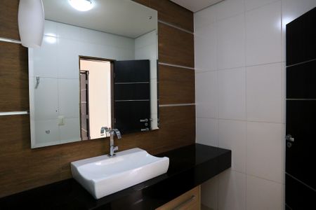 Casa à venda com 217m², 3 quartos e 2 vagas Casa à venda com 217m², 3 quartos e 2 vagasBanheiro