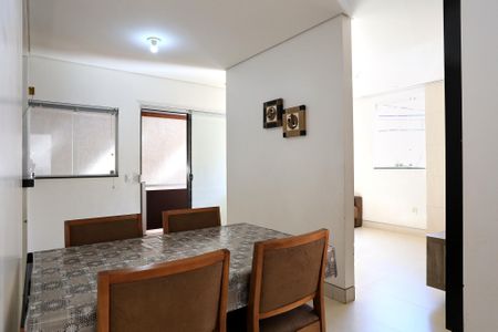 Casa à venda com 217m², 3 quartos e 2 vagas Casa à venda com 217m², 3 quartos e 2 vagasSala de Jantar