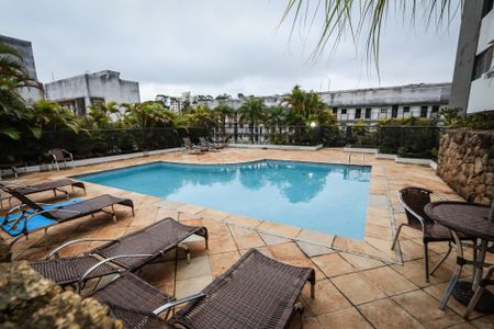 Apartamento à venda com 61m², 2 quartos e 2 vagas Apartamento à venda com 61m², 2 quartos e 2 vagasÁrea comum - Piscina