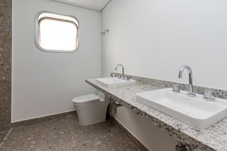 Apartamento à venda com 200m², 3 quartos e 4 vagas Apartamento à venda com 200m², 3 quartos e 4 vagasBanheiro Suíte 1