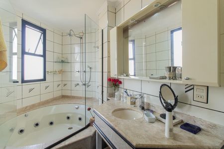 Apartamento à venda com 165m², 3 quartos e 4 vagas Apartamento à venda com 165m², 3 quartos e 4 vagasBanheiro da Suíte 2