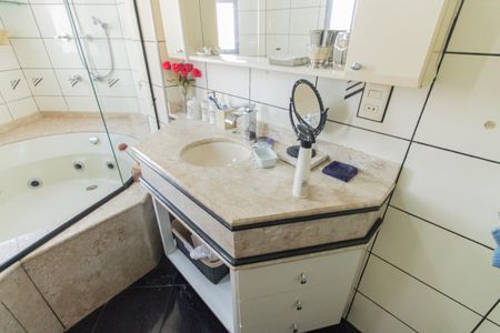 Apartamento à venda com 165m², 3 quartos e 4 vagas Apartamento à venda com 165m², 3 quartos e 4 vagasBanheiro da Suíte 2