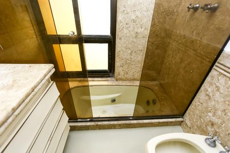 Apartamento à venda com 213m², 4 quartos e 3 vagas Apartamento à venda com 213m², 4 quartos e 3 vagasBanheiro da Suíte 1