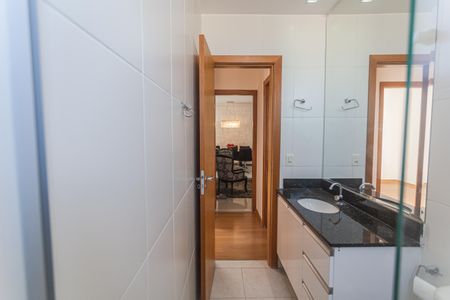 Apartamento à venda com 189m², 4 quartos e 4 vagas Apartamento à venda com 189m², 4 quartos e 4 vagasBanheiro Social