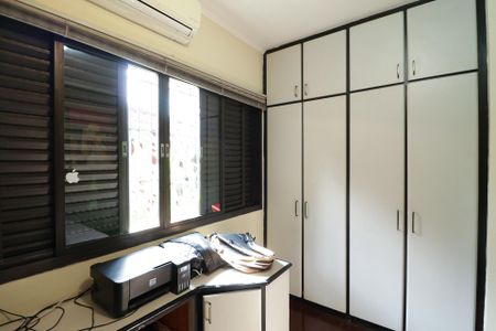 Casa à venda com 703m², 5 quartos e 3 vagas Casa à venda com 703m², 5 quartos e 3 vagasQuarto 1