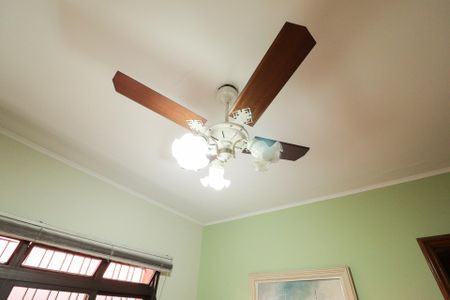 Casa à venda com 703m², 5 quartos e 3 vagas Casa à venda com 703m², 5 quartos e 3 vagasQuarto 2