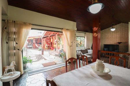 Casa à venda com 703m², 5 quartos e 3 vagas Casa à venda com 703m², 5 quartos e 3 vagasSala