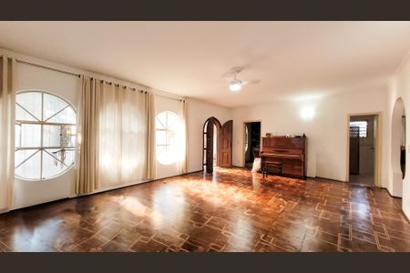 Casa à venda com 439m², 4 quartos e 2 vagasSala