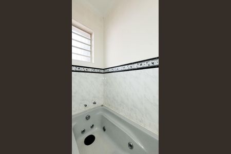 Casa à venda com 439m², 4 quartos e 2 vagasBanheiro da Suíte 2