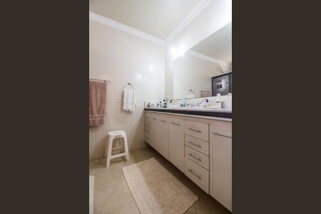 Casa de condomínio à venda com 404m², 4 quartos e 6 vagas Casa de condomínio à venda com 404m², 4 quartos e 6 vagasBanheiro da Suíte 3