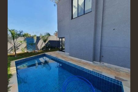 Casa de condomínio à venda com 216m², 4 quartos e 3 vagas