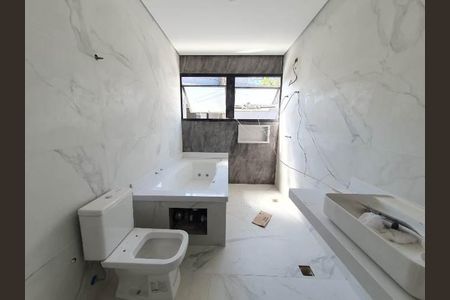 Casa de condomínio à venda com 216m², 4 quartos e 3 vagas