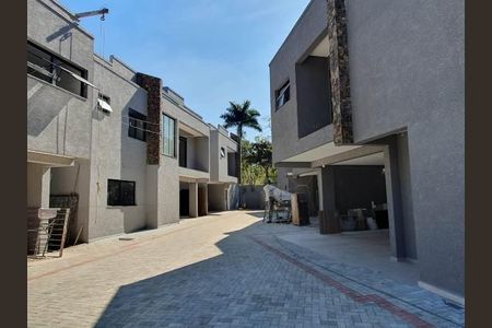 Casa de condomínio à venda com 216m², 4 quartos e 3 vagas