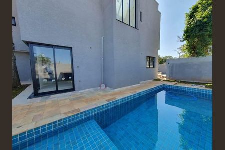 Casa de condomínio à venda com 216m², 4 quartos e 3 vagas