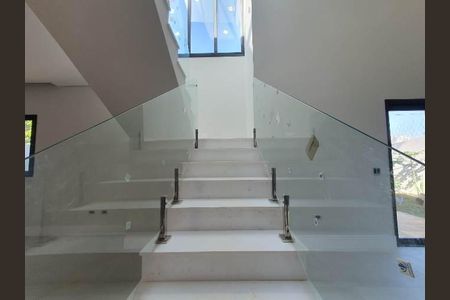 Casa de condomínio à venda com 216m², 4 quartos e 3 vagas