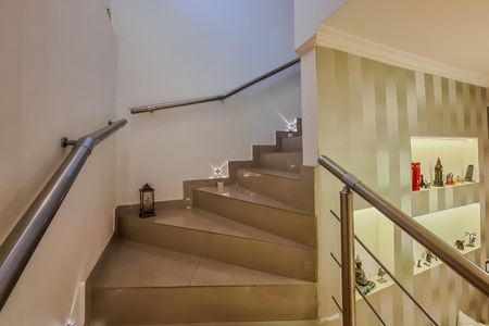 Casa à venda com 139m², 3 quartos e 2 vagas Casa à venda com 139m², 3 quartos e 2 vagasEscada