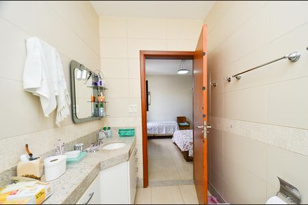 Casa à venda com 405m², 5 quartos e 8 vagas Casa à venda com 405m², 5 quartos e 8 vagasBanheiro Suite 2