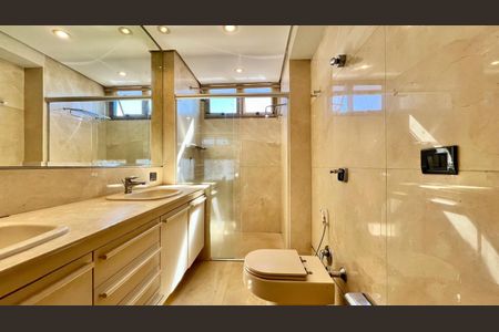 Apartamento à venda com 510m², 4 quartos e 4 vagas Apartamento à venda com 510m², 4 quartos e 4 vagasBanheiro