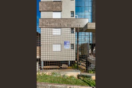 Apartamento à venda com 140m², 3 quartos e 2 vagasPlaca de vende instalada na fachada do prédio (DUXZ-516)