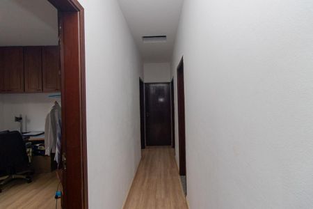 Casa à venda com 298m², 5 quartos e 2 vagas Casa à venda com 298m², 5 quartos e 2 vagasCorredor