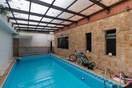 Casa à venda com 298m², 5 quartos e 2 vagas Casa à venda com 298m², 5 quartos e 2 vagasQuintal