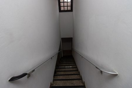 Casa à venda com 298m², 5 quartos e 2 vagas Casa à venda com 298m², 5 quartos e 2 vagasEscada