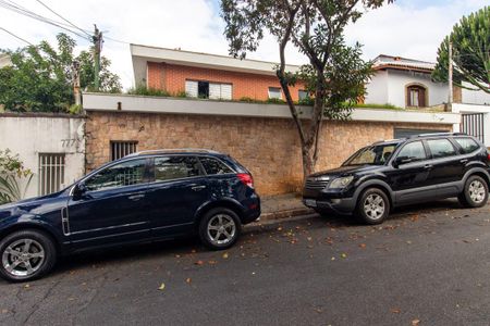 Casa à venda com 298m², 5 quartos e 2 vagas Casa à venda com 298m², 5 quartos e 2 vagasFachada