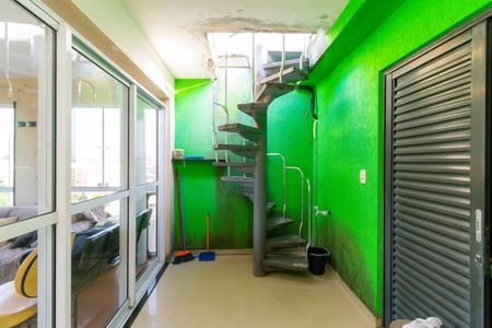 Casa à venda com 250m², 3 quartos e 6 vagas Casa à venda com 250m², 3 quartos e 6 vagasEscada de Acesso ao Terraço