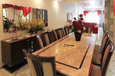 Casa à venda com 534m², 4 quartos e 10 vagas Casa à venda com 534m², 4 quartos e 10 vagasSala de jantar