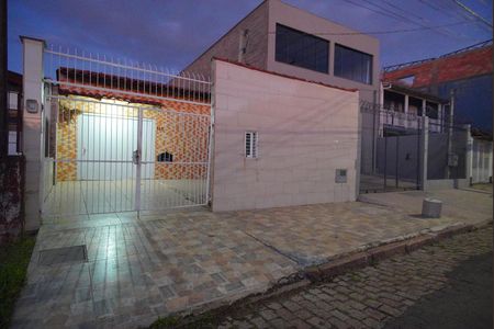Casa à venda com 240m², 3 quartos e 4 vagas Casa à venda com 240m², 3 quartos e 4 vagasFachada