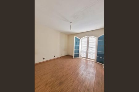 Casa à venda com 267m², 4 quartos e 6 vagas Casa à venda com 267m², 4 quartos e 6 vagasFoto 01