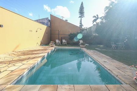 Casa à venda com 372m², 4 quartos e 4 vagasFundos