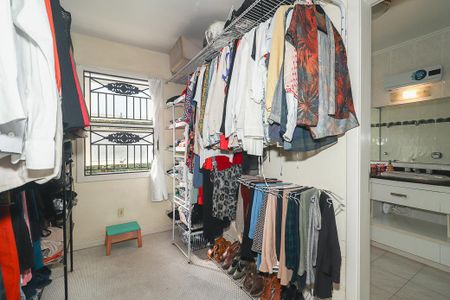 Casa à venda com 372m², 4 quartos e 4 vagasCloset da suíte
