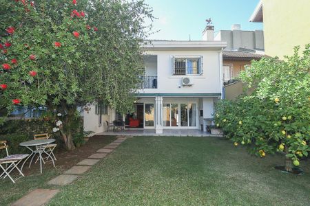 Casa à venda com 372m², 4 quartos e 4 vagasFundos