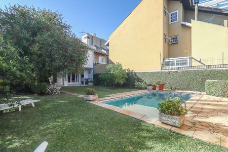 Casa à venda com 372m², 4 quartos e 4 vagasFundos